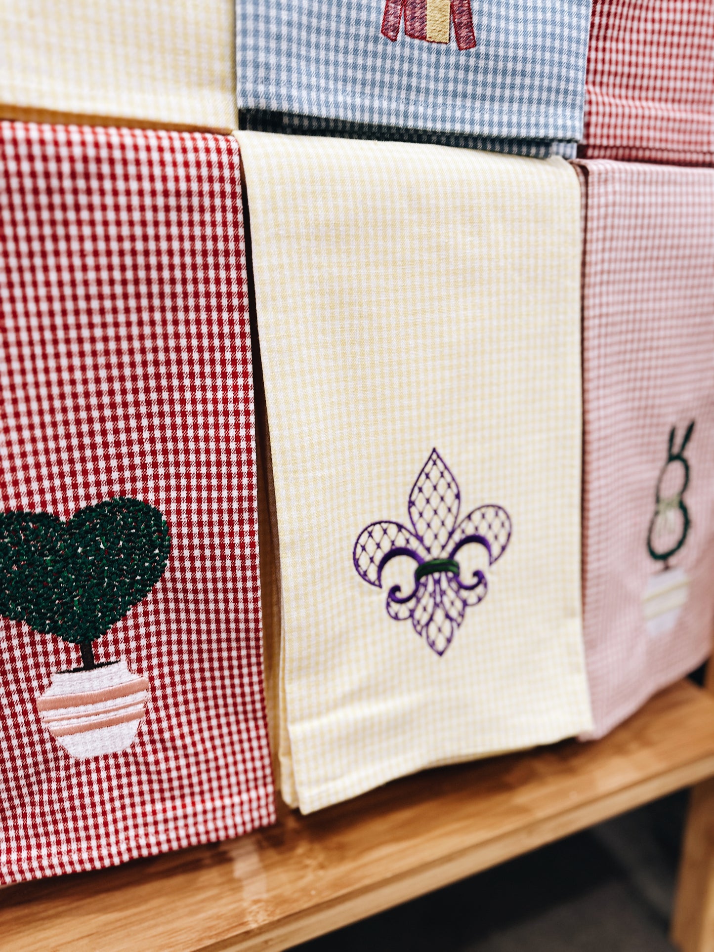 Chic Fleur De Lis Gingham Tea Towel