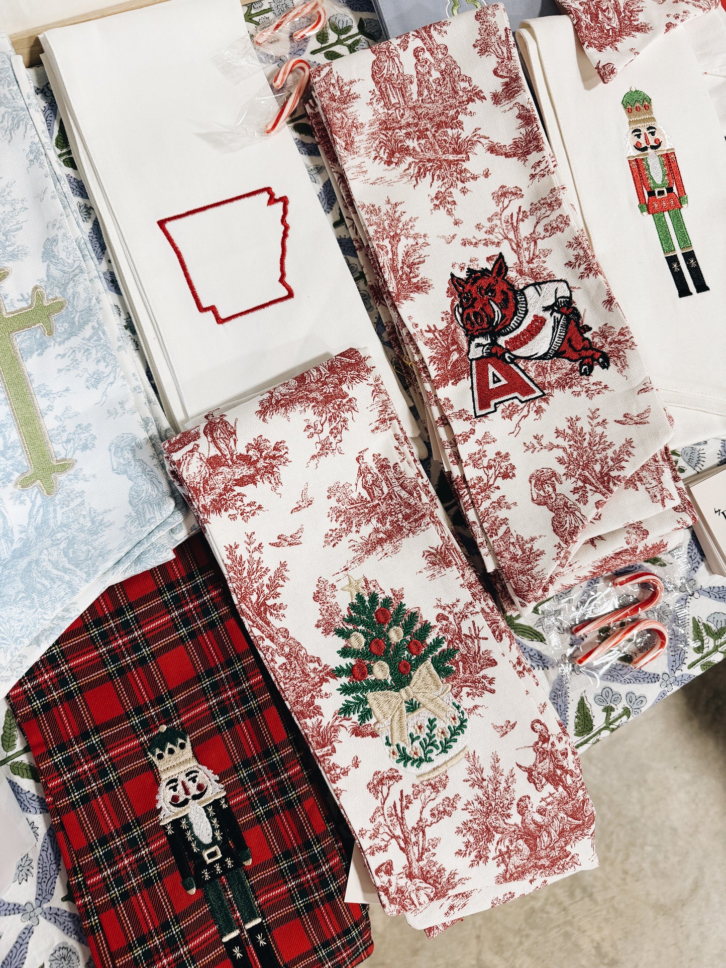Christmas Tree in Pot Toile Wreath Sash